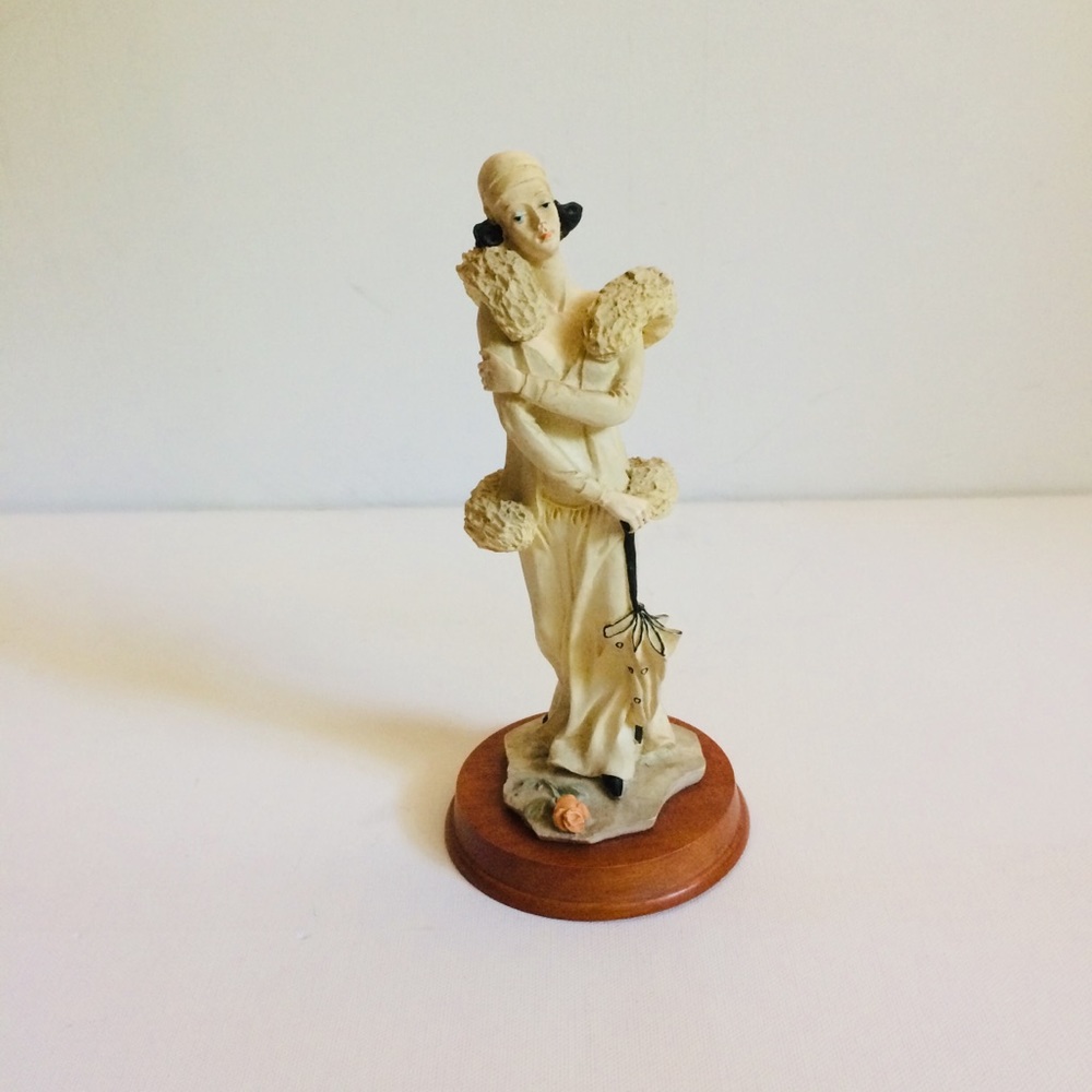 Vintage Figurine Lady W/Umbrella
Lady of 40's Era